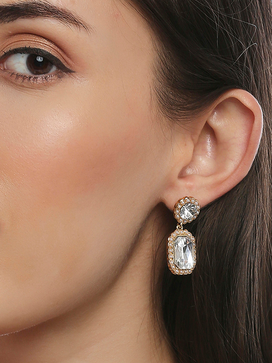 Looking for vintage earrings? Check this one out!